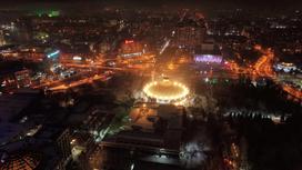 Вид на вечерний Алматы, украшенный к новогодним праздникам