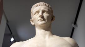 Статуя Клавдия на выставке в Лионе