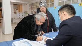 Илья Жаканов голосует на выборах