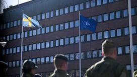 Флаг Швеции и флаг НАТО
