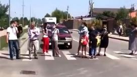 Жители ЖК "Премьера" в Алматы перекрыли улицу