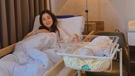 Айым Сейтметова с новорожденной дочерью