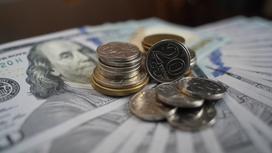 Долларовые купюры и монеты на столе