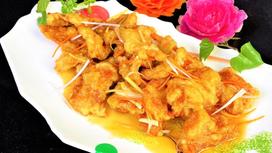 Мясо в кисло-сладком соусе на тарелке Мясо в кисло-сладком соусе на тарелке