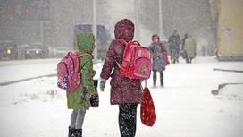 Ребенок с женщиной идут в снежную погоду