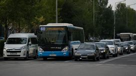 Автобусы и машины на дороге