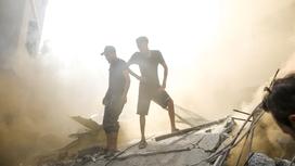 Жергілікті тұрғындар іздеу-құтқару жұмыстарын жүргізіп жатыр. 06.11.2023 Газа, Палестина.