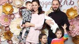 Демис Карабидис с супругой и детьми