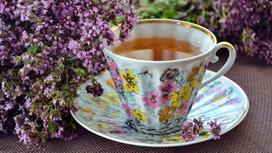 Цветы, чай в чашке