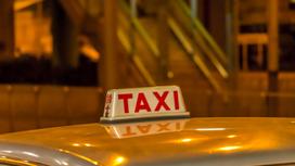 Такси белгісі орнатылған көлік