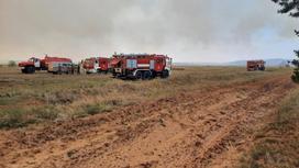 Пожарные машины на месте пожара в Костанайской области