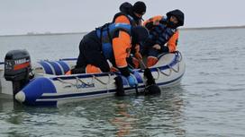 Спасатели в лодке