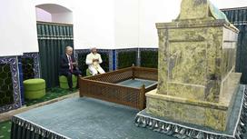 Касым-Жомарт Токаев в мавзолее Ходжи Ахмеда Яссауи