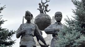 Памятник Молдагуловой и Маметовой