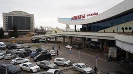 Машины стоят возле аэропорта Алматы