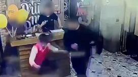 Удар по менеджеру ресторана в Актобе