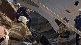 Спасатели работают на месте трагедии