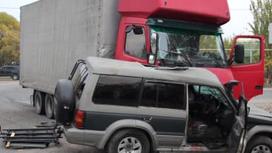 Внедорожник Mitsubishi Pajero и грузовик Volvo столкнулись на дороге