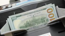 доллары лежат в счетной машинке