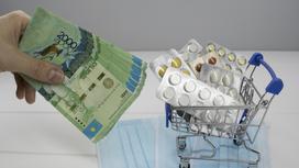 Человек держит пачку денег рядом с тележкой с лекарствами