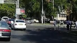 Машина выезжает на тротуар в Алматы
