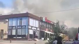 Дым от пожара поднимается над кафе в Алматы