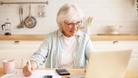 Пожилая женщина работает за компьютером
