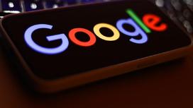 Смартфон с логотипом Google лежит на столе