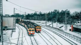 Два поезда на железной дороге зимой