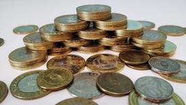 Монеты тенге лежат на столе