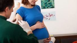 Беременной женщине делают прививку