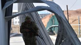 Солдат Кыргызстана патрулирует пограничную территорию
