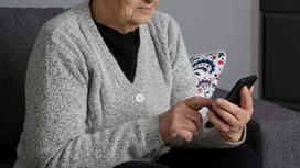 Бабушка со смартфоном