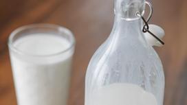 Молочный напиток в стакане на столе