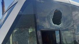 Разбитое стекло микроавтобуса в Павлодаре