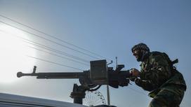 Афганский солдат с военной техникой