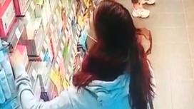 Девушка крадет из магазина