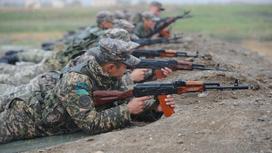 Казахстанские солдаты с оружием