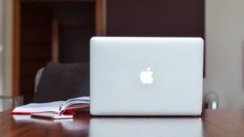 MacBook стоит на столе