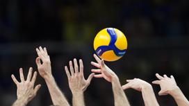 Волейбольный мяч и мужские руки