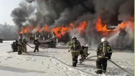 Өрт сөндірушілер қоймадағы өртті сөндіріп жатыр