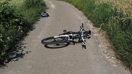 Велосипед упал на дорогу