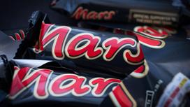 Шоколадки Mars лежат на столе
