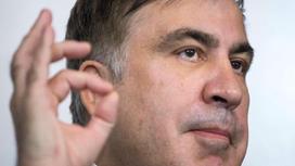 Михаил Саакашвили показывает жест рукой