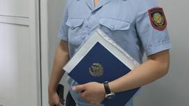 Полицейский держит в руках документы