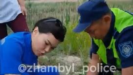 Полицейский и врач оказывают помощь ребенку