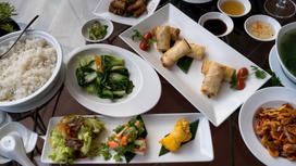 Стол с азиатскими блюдами