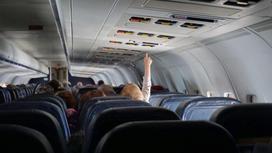 Пассажиры сидят на борту самолета