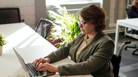 Женщина работает за компьютером