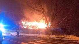 Пожар после авиаудара в Киеве